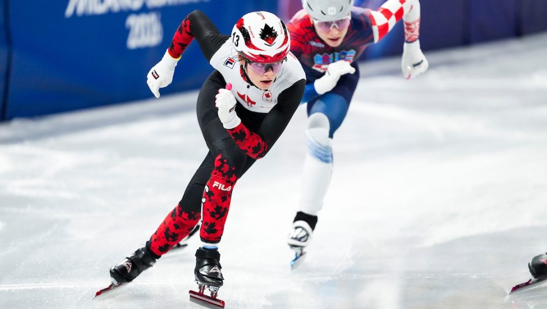 Kim Boutin en action en patinage de vitesse sur longue piste.