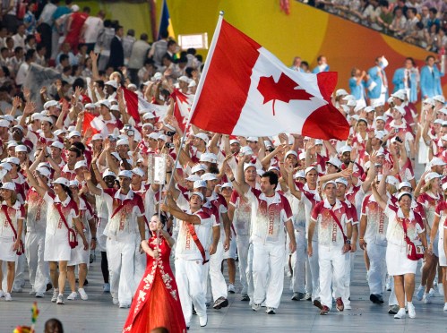 Adam Van Koeverden porte le drapeau et mène l'équipe canadienne lors des Jeux olympiques d'été de Beijing, en 2008. CP Photo/COC