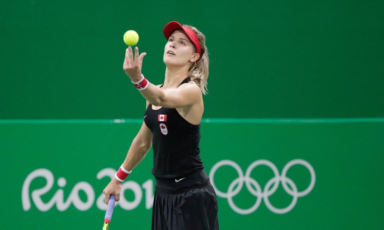 Eugénie Bouchard prépare un service.