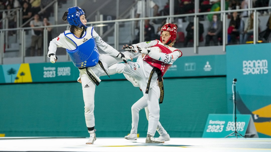 Deux athlètes dans un combat de taekwondo.