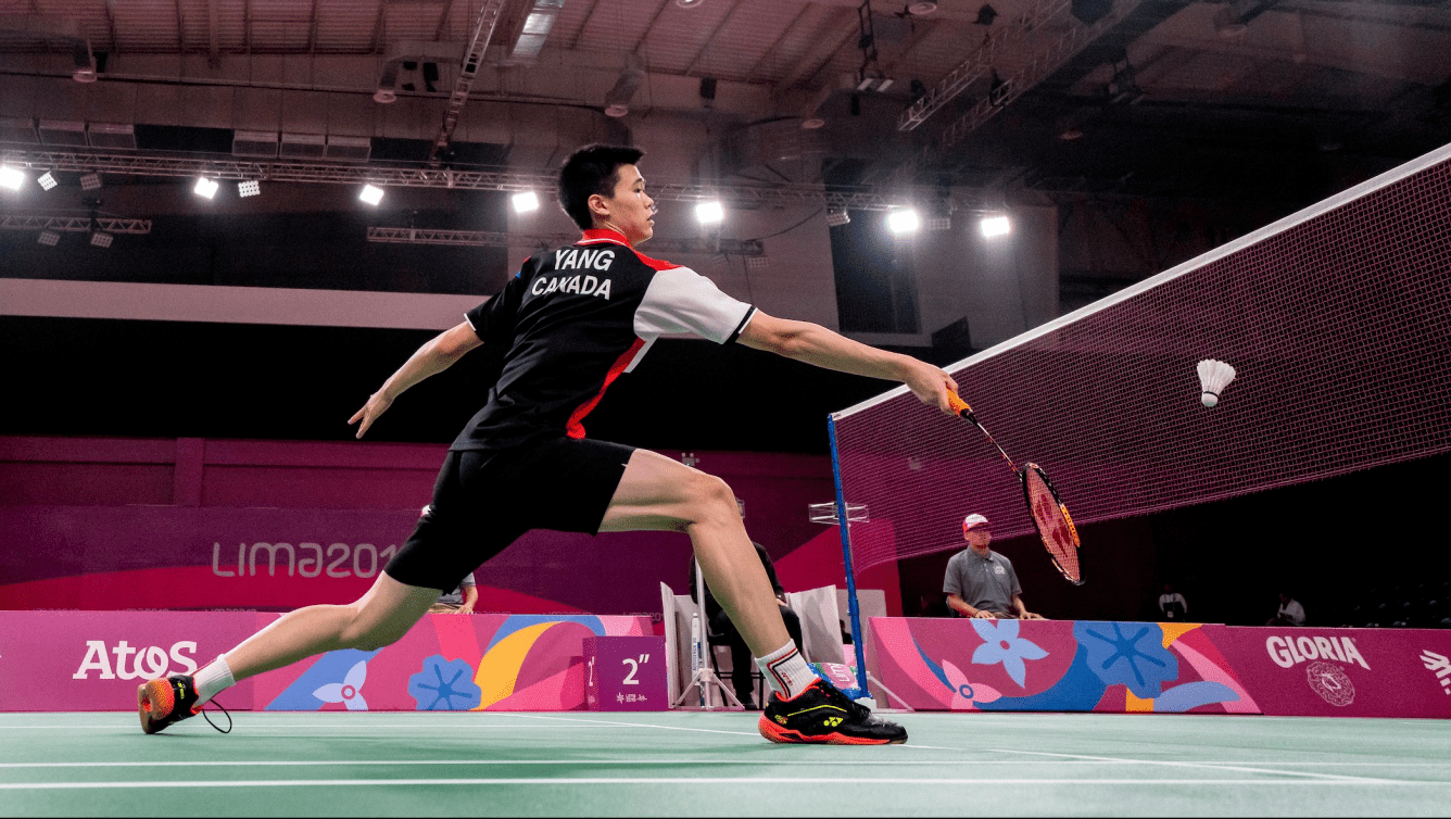 Un joueur de badminton frappe le volant.