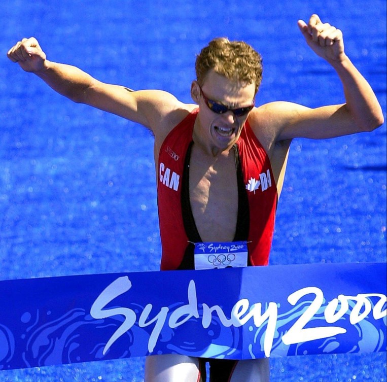 Simon Whitfield franchi la ligne d'arrivée du triathlon de Sydney 2000.
