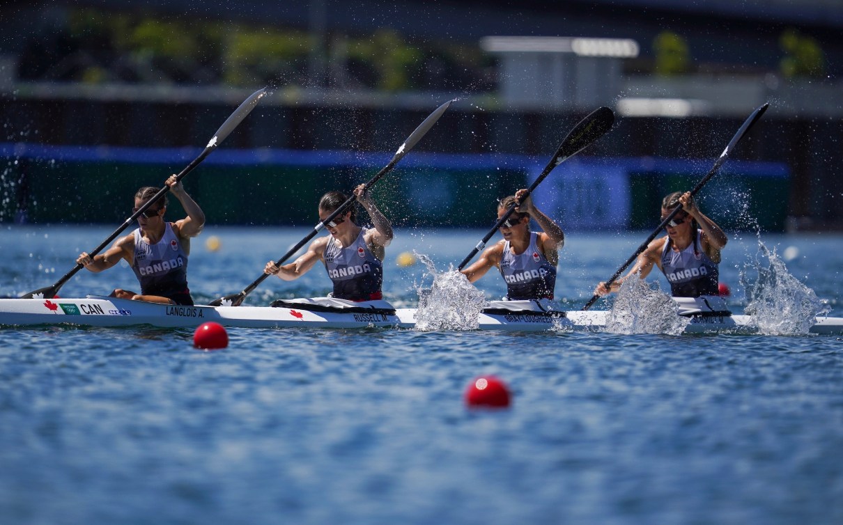 Quatre Canadiennes dans un kayak.