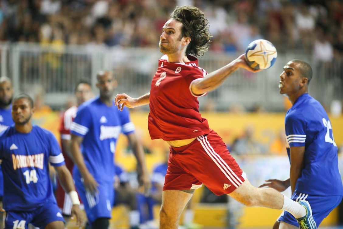 Geoffrey Bessette lance le ballon. 