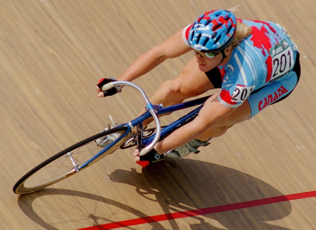 Curt Harnett participant à une épreuve de cyclisme sur piste aux Jeux olympiques d'Atlanta