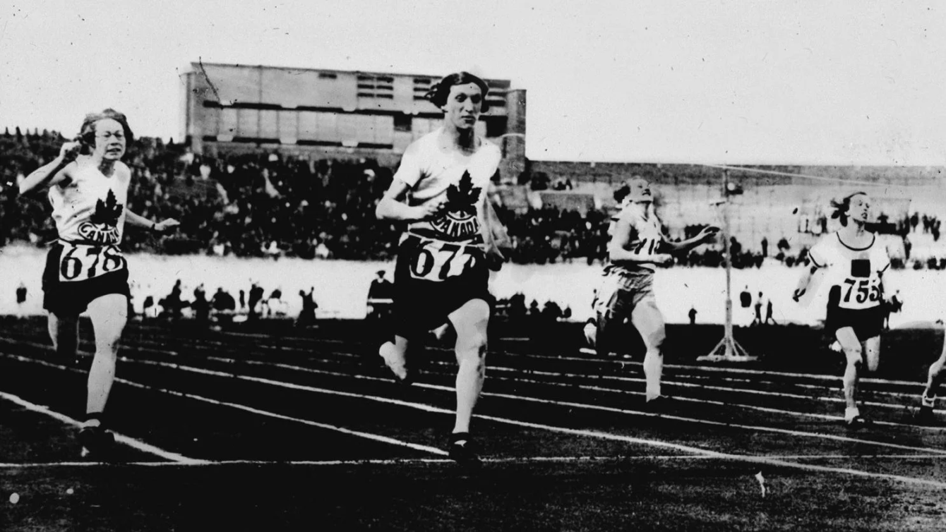 Photo en noir et blanc de Fanny Rosenfeld et Ethel Smith pendant une course d'athlétisme.
