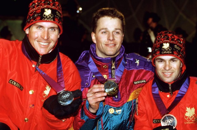 Les Canadiens Philippe Laroche (gauche) et Lloyd Langlois (droite) célèbrent après avoir remporté l’argent et le bronze respectivement à l’issue de l’épreuve de saut acrobatique des Jeux de Lillehammer en 1994. (CP Photo/ COC/Claus Andersen)