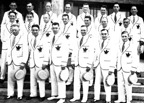Des hommes en uniformes blancs posent sur une piste.