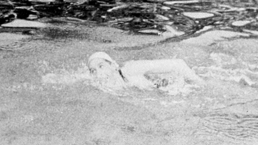 George Hodgson pendant une épreuve de natation
