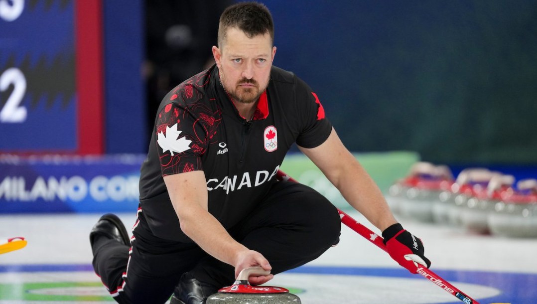 Ben Hebert s'apprête à lancer une pierre.