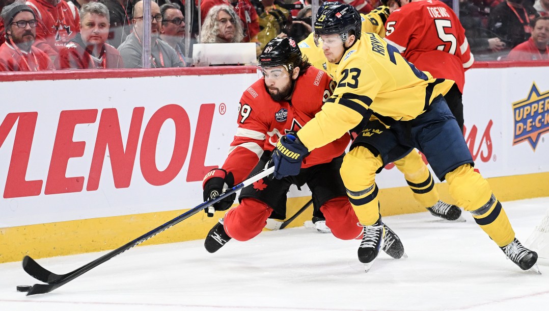 Drew Doughty tente de récupérer une rondelle contre un adversaire.