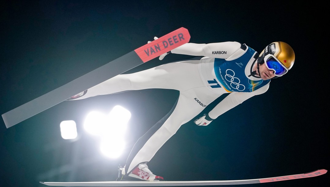 Mackenzie Boyd-Clowes en action en saut à ski.