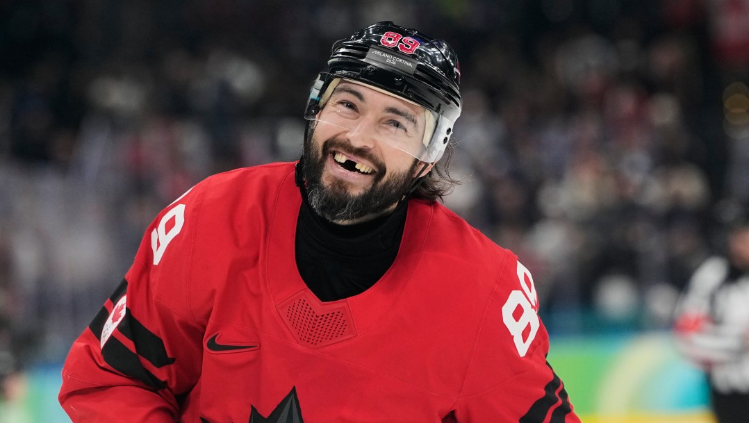 Drew Doughty en action en hockey sur glace.