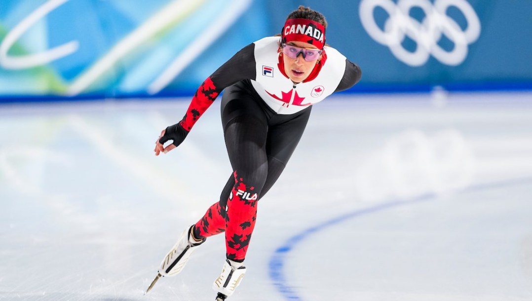 Valérie Maltais en action en patinage de vitesse sur longue piste.