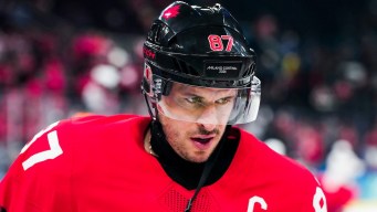 Sidney Crosby en action en hockey sur glace.
