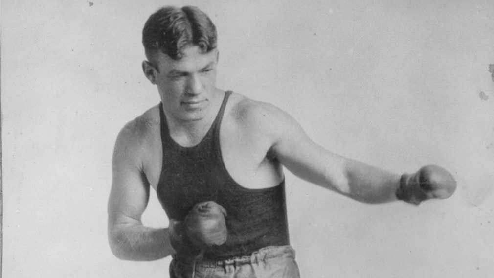 Photo en noir et blanc d'un boxeur qui prend la pose. 
