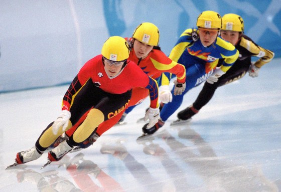 Annie Perreault (à l'avant) du Canada participe au patinage de vitesse courte piste aux Jeux olympiques d'hiver de Nagano de 1998. (Photo PC/AOC)