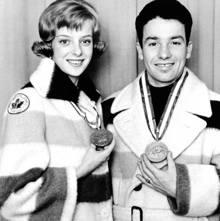 Debbie Wilkes et Guy Revell du Canada célèbrent après avoir remporté une médaille de bronze en patinage artistique en couple aux Jeux olympiques d'hiver d'Innsbruck de 1964. (Photo PC/AOC)