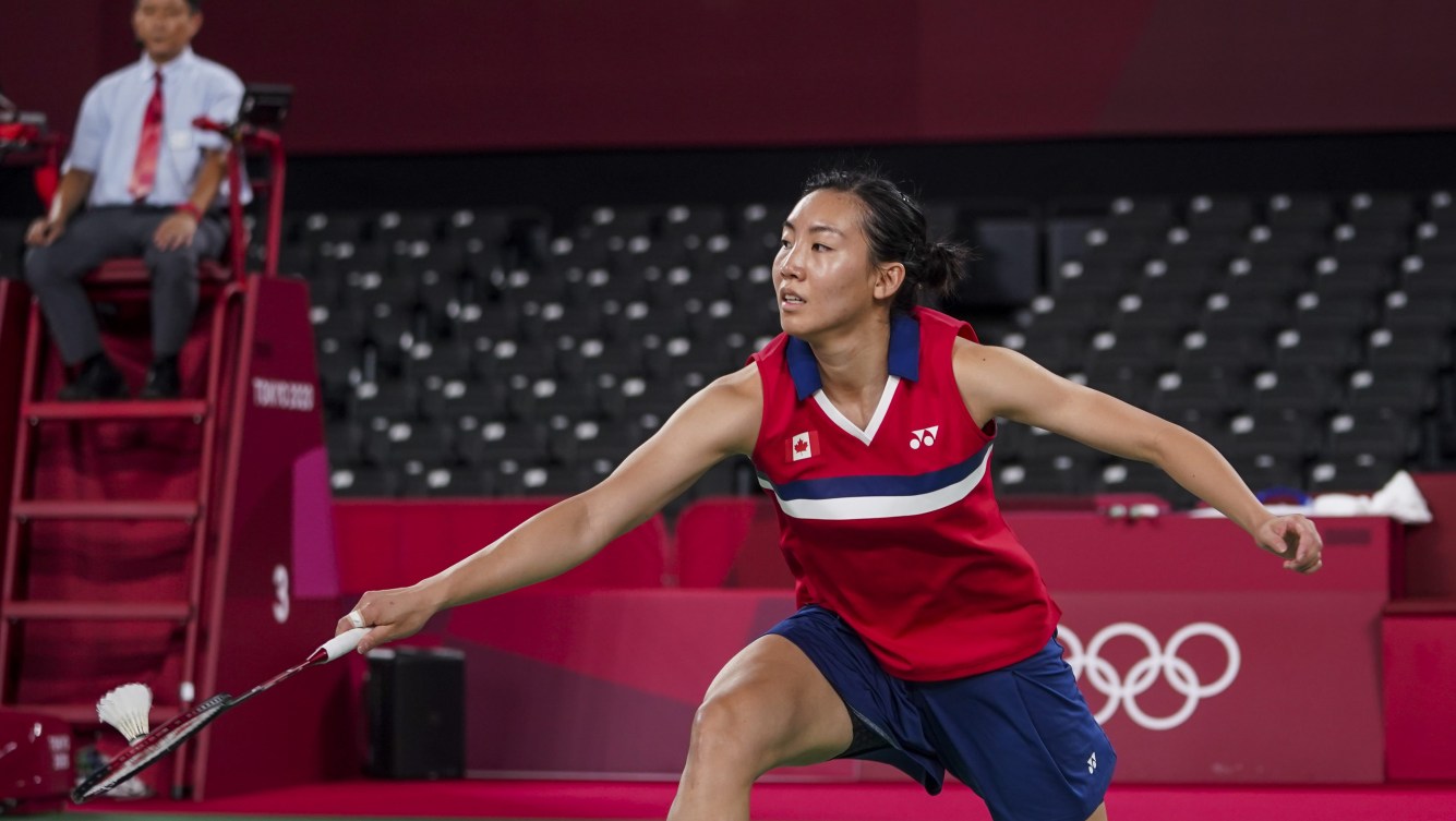 Michelle Li frappe un revers au badminton.