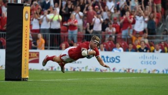 Un joueur de rugby plonge vers l'avant