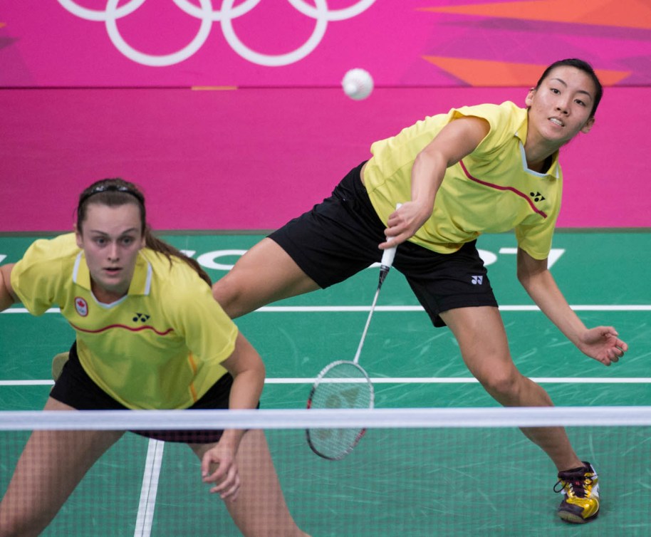 Deux joueuses de double pendant un match aux Jeux olympiques. 