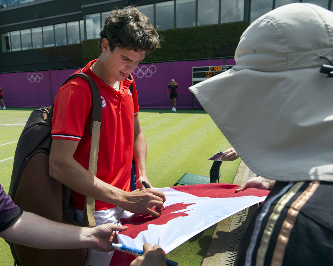 Milos Raonic signe des autographes lors du tournoi olympique de Londres 2012. (COC Photo par Ryan Remiorz)