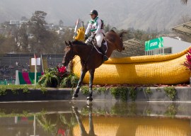 Une athlète sur son cheval en action en sports équestres