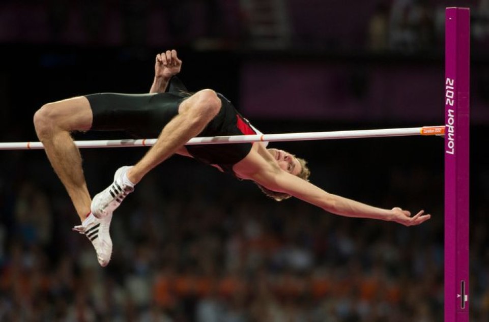 Derek Drouin effectue un saut de 2,29 mètres pour se placer 6e dans la ronde de qualification pour la finale du saut en hauteur aux Jeux olympiques de 2012 à Londres