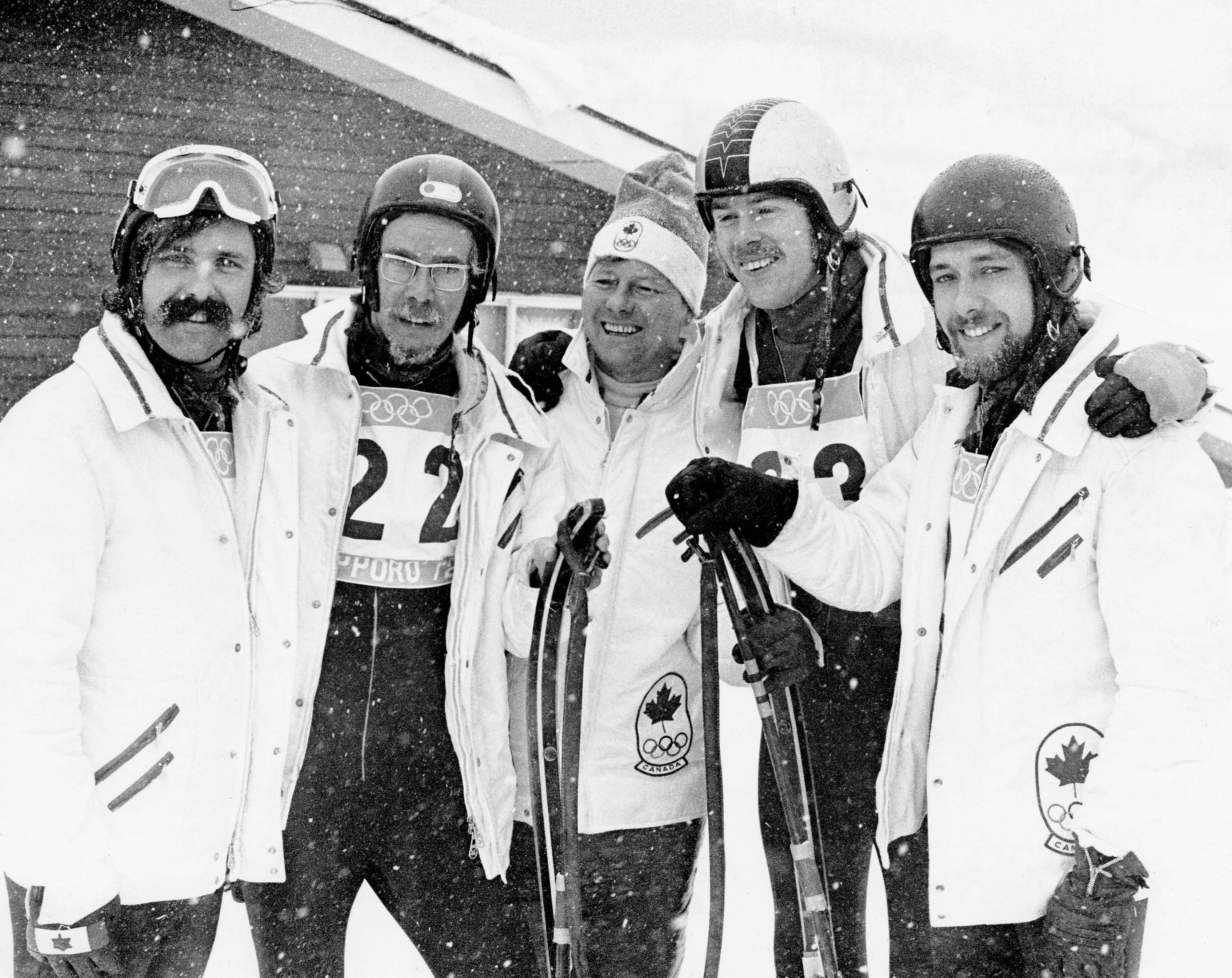 L'équipe de luge du Canada, Larry Arbutlnat, David McComb, Doug Anakin, Paul Nielson et Doug Hansen