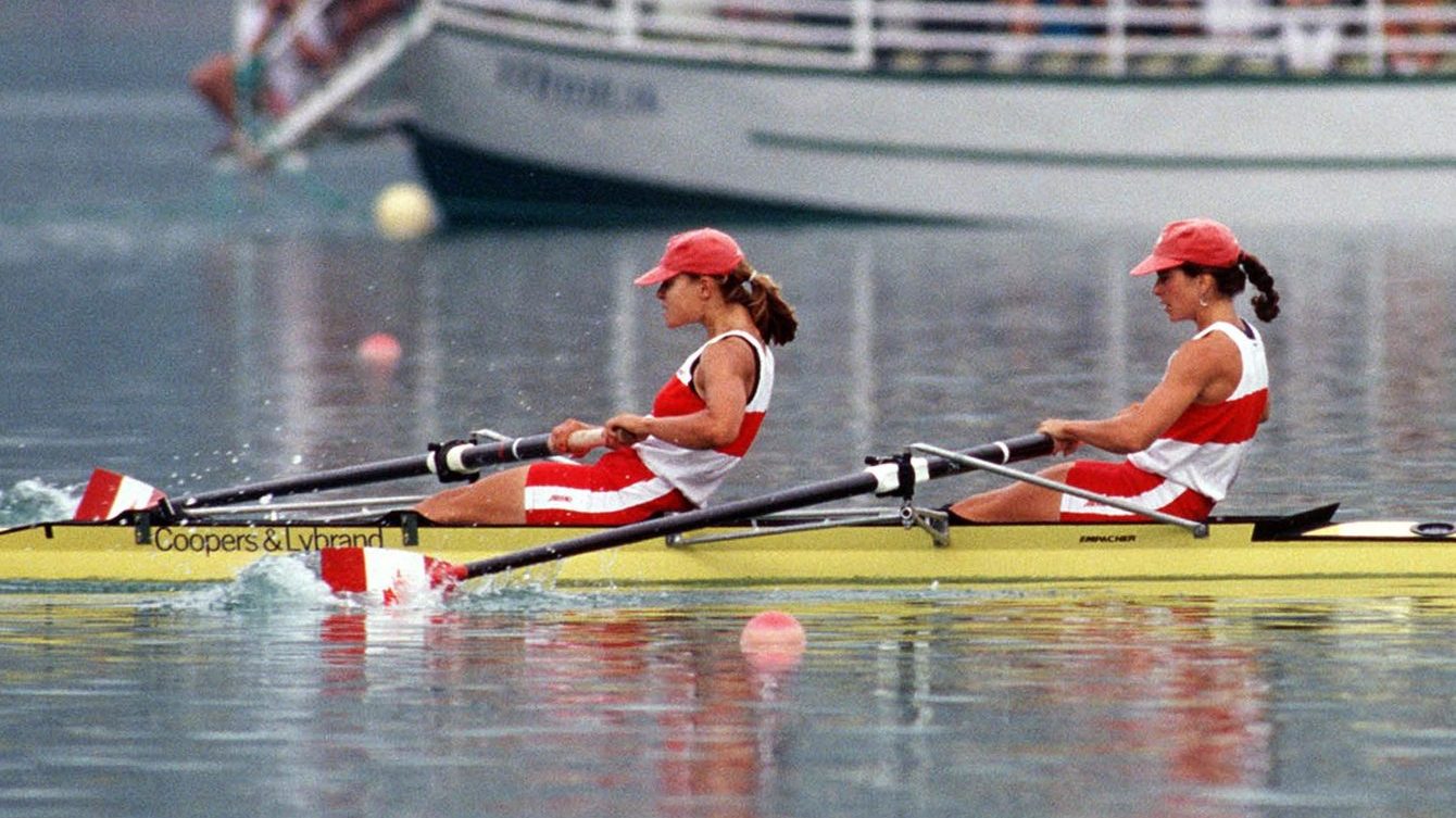 À Atlanta, McBean (gauche) et Heddle (droite) ont pagayé jusqu’à la ligne d’arrivée et remporté leur troisième médaille d’or en deux Jeux olympiques d’été.
