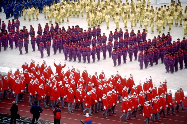 Les athlètes du Canada défilent lors des cérémonies d'ouverture des Jeux olympiques d' hiver de Sarajevo de 1984. (PC Photo/AOC)