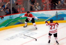 Sidney Crosby célèbre avec Jarome Iginla après avoir marqué le Golden Goal