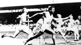 Photo en noir et blanc d'une course masculine d'athlétisme.