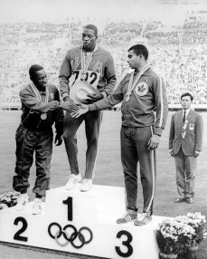 Harry Jerome du Canada (droite) célèbre après avoir remporté une médaille de bronze au 100 m lors des épreuves d'athlétisme aux Jeux olympiques de Tokyo de 1964. (Photo PC/AOC)