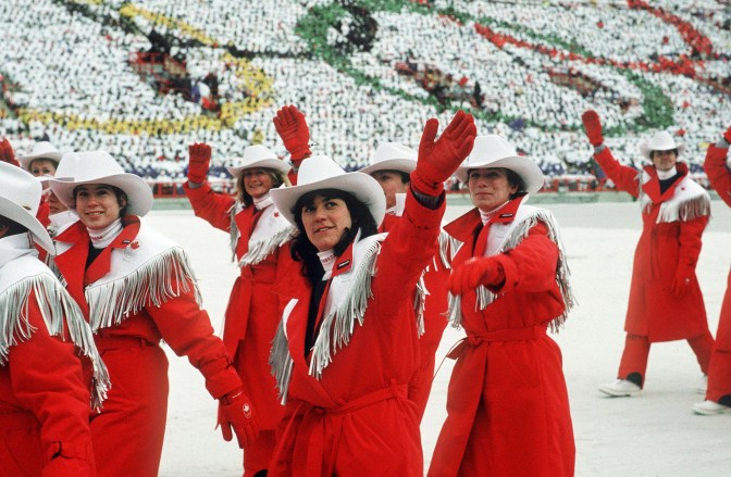 Les athlètes du Canada saluent la foule lors des cérémonies d'ouvertures des Jeux olympiques d'hiver de Calgary de 1988. (Photo PC/ AOC)