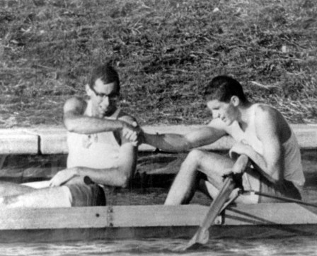 Roger Jackson (droite) et George Hungerford du Canada célèbrent leur médaille d'or au deux d'aviron aux Jeux olympique de Tokyo de 1964. (Photo PC/AOC)
