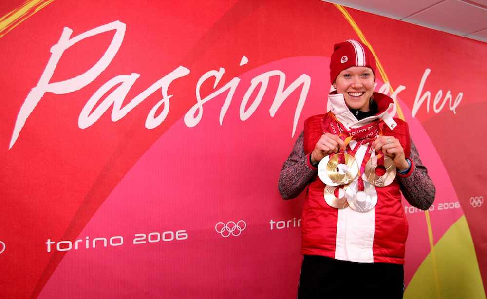 La patinage de vitesse sur longue piste Cindy Klassen pose avec ses 5 médailles au cou.