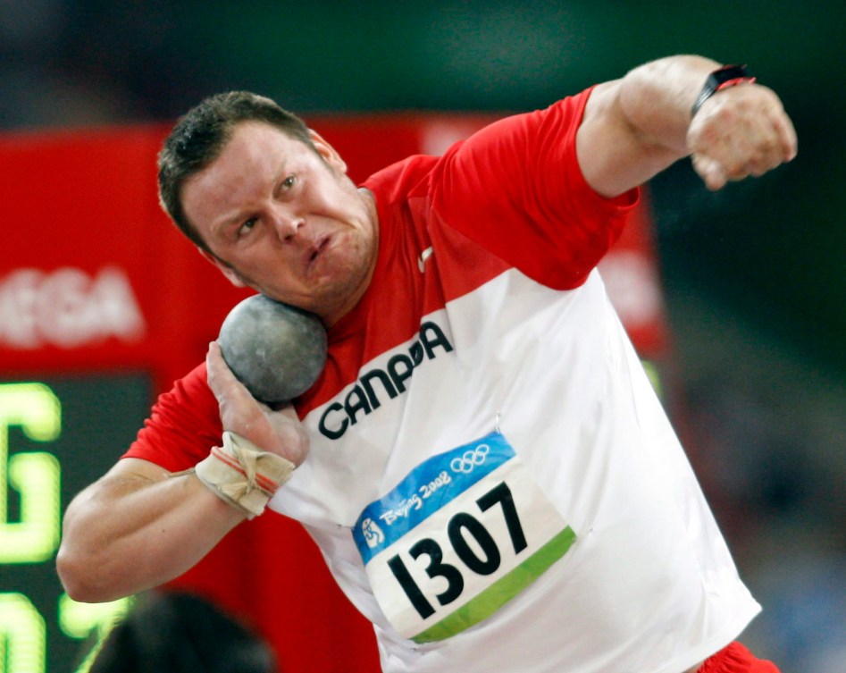 Dylan Armstrong amorce un lancer du poids, le poids contre son visage. 