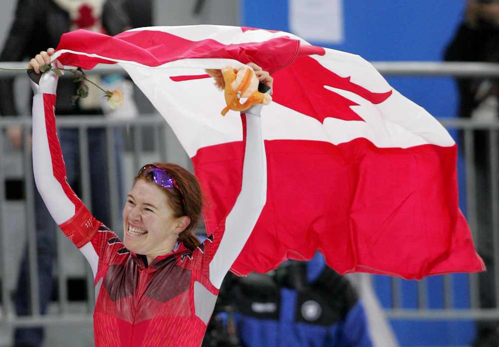 Clara Hughes porte le drapeau canadien