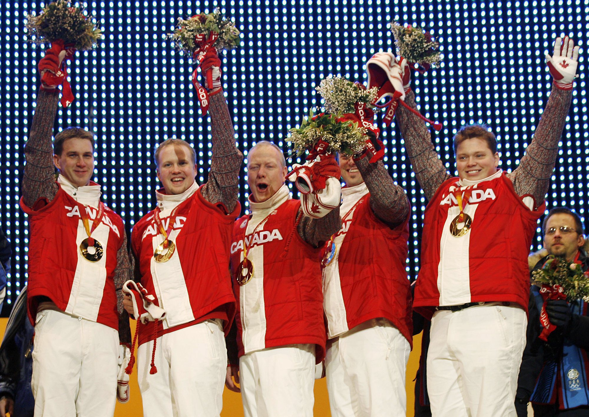 (Gauche a droit) Brad Gushue, Mark Nichols, Russ Howard, Jamie Korab et Mike Adam