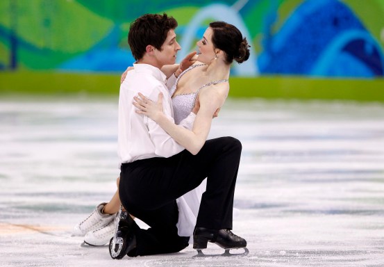 Scott Moir et Tessa Virtue à genoux sur la glace.