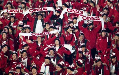 Les membres de l'équipe canadienne brandissent leurs écharpes lors de la cérémonie d'ouverture des Jeux olympiques d'hiver de Vancouver à Vancouver le vendredi 12 février 2010. LA PRESSE CANADIENNE / Jonathan Hayward