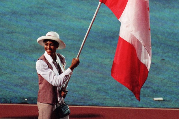 Une athlète du Canada porte le drapeau lors d'une cérémonie d'ouverture