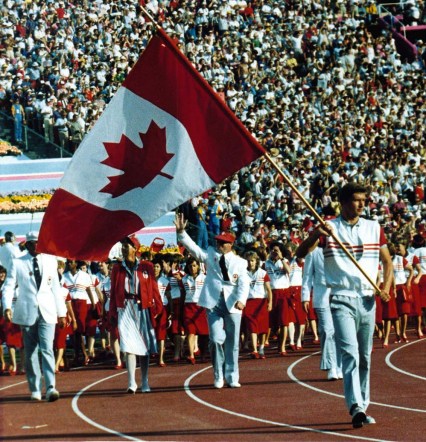 Alex Baumann a eu l'honneur de guider la délégation canadienne l'ors de la cérémonie d'ouverture des Jeux de Los Angeles.