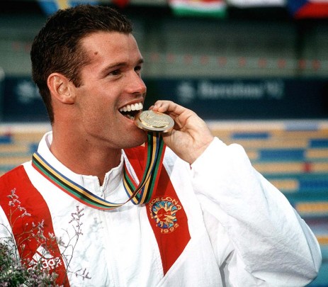 Mark Tewksbury lors de la cérémonie des médailles aux Jeux olympiques de Barcelonne en 1992.