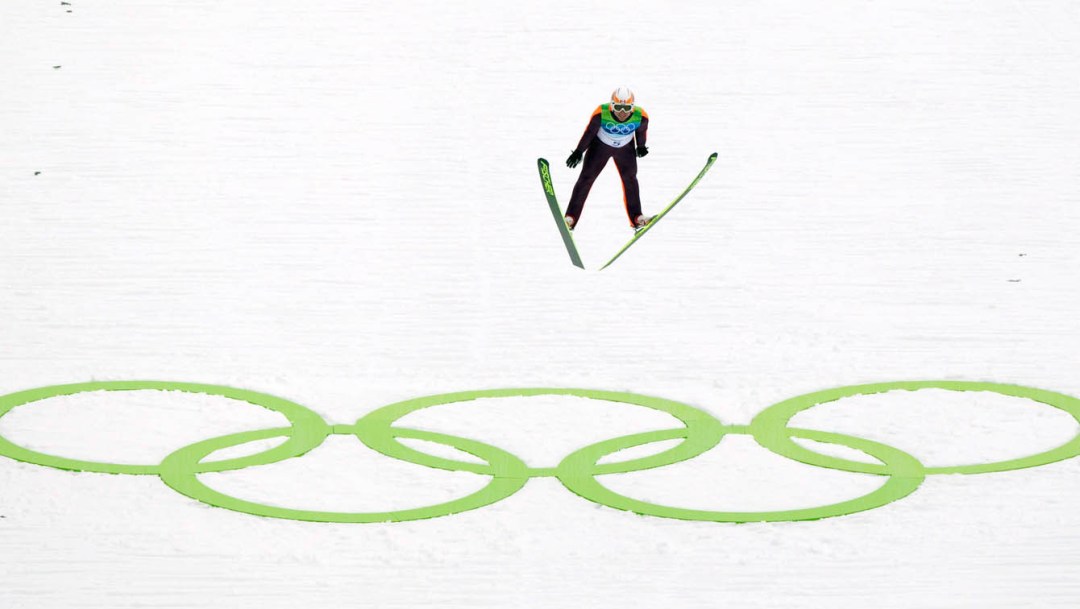 Jason Myslicki survolant les anneaux olympiques