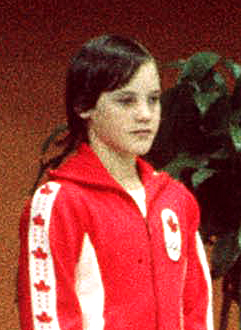 Une fille dans un uniforme rouge