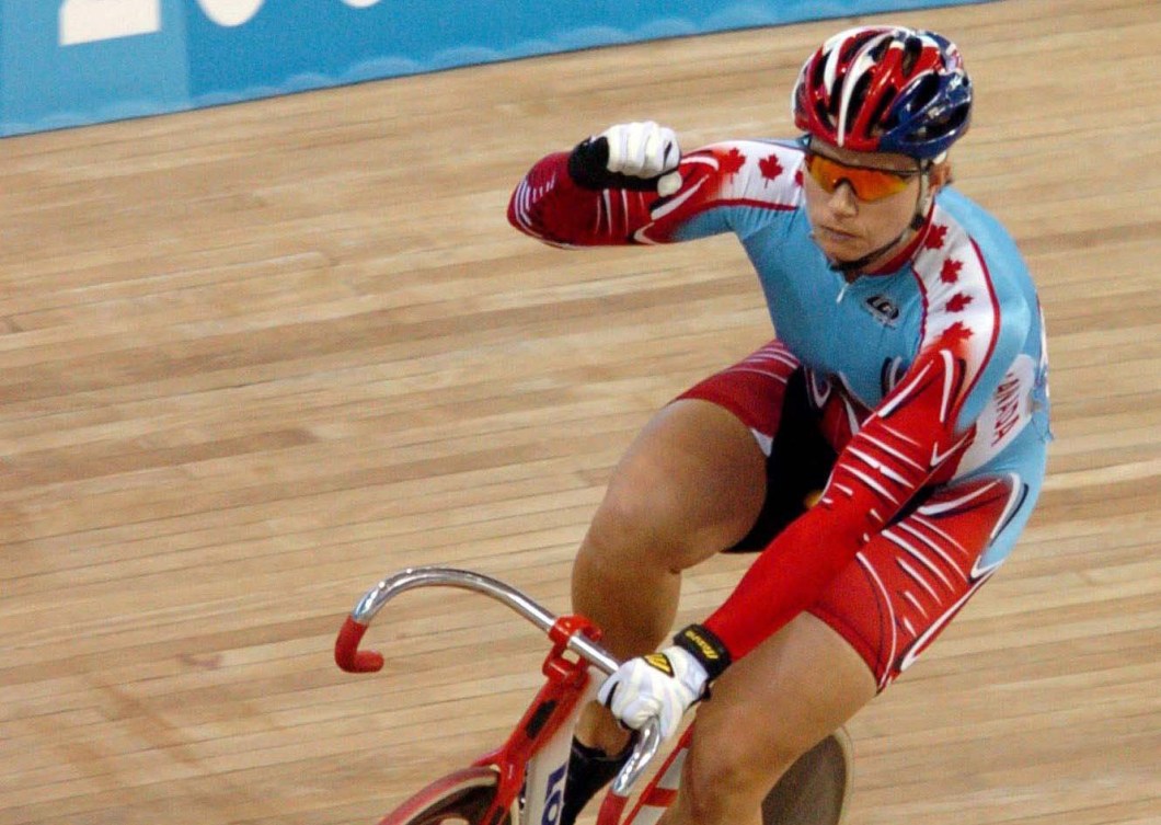 Un cycliste à la fin d'une course.