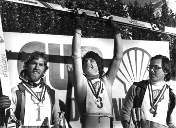 Trois skieurs alpin célébrant leur médaille