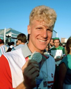 Curt Harnett du Canada célèbre après avoir remporté une médaille d'argent en cyclisme sur piste aux Jeux olympiques de Los Angeles de 1984. (Photo PC/AOC)